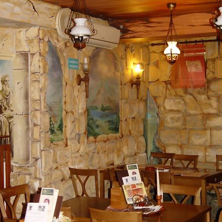 Отель Don Quijote Koezepkori Panzio Es Etterem Ленти Экстерьер фото