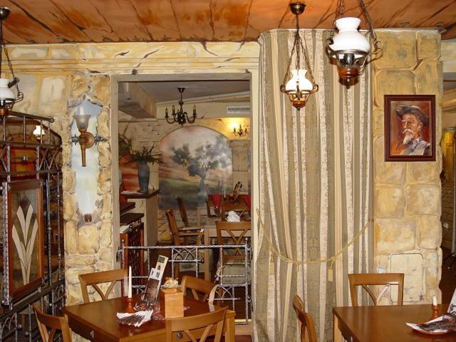 Отель Don Quijote Koezepkori Panzio Es Etterem Ленти Экстерьер фото